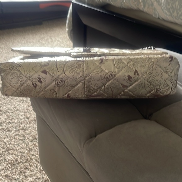 - Elegant Silver Quilted Shoulder Bag - Picture 8 of 17